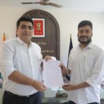 कलेक्टर कुणाल दुदावत ने राहुल जायसवाल को सौंपा अनुकम्पा नियुक्ति पत्र,स्व. राजस्व निरीक्षक रविन्द्र कुमार जायसवाल के ज्येष्ठ पुत्र को पटवारी (प्रशिक्षु) पद पर मिली नियुक्ति